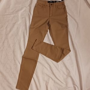 (NWT) Hollister Skinny Khakis (24)